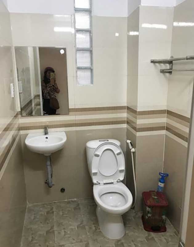 Phòng vệ sinh nhà Hoàng Văn Thụ